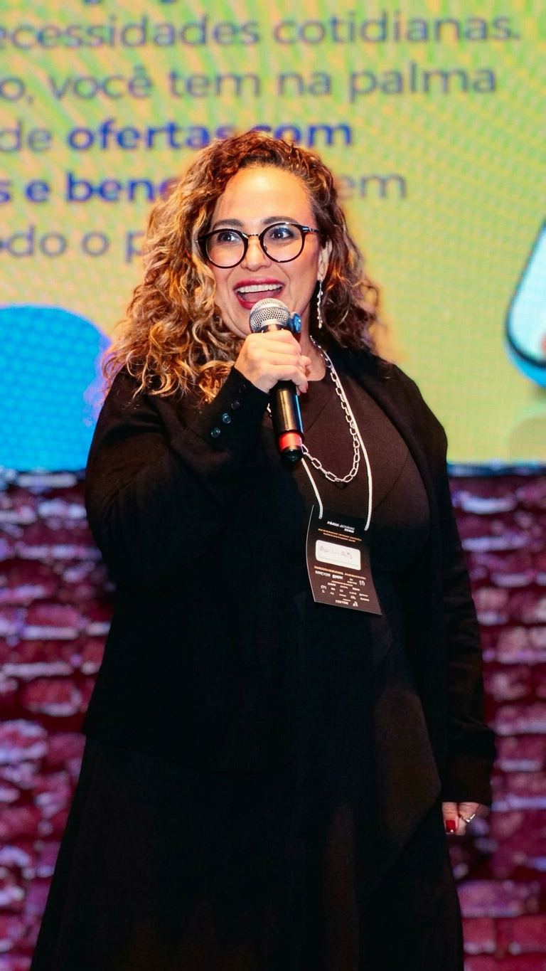 Karla Costa palestrando sobre crescimento em diferentes mercados